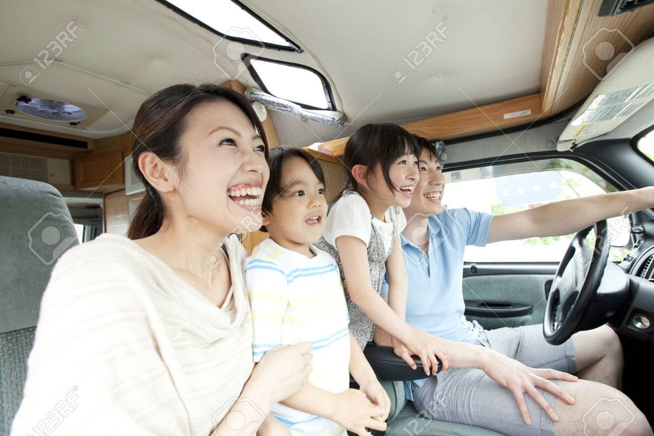 Parent driving with their children - 51307182 Parent driving with their children - 51307182