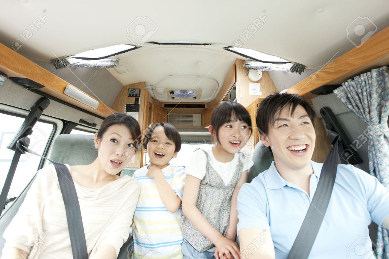 Parent driving with their children - 51307185 Parent driving with their children - 51307185