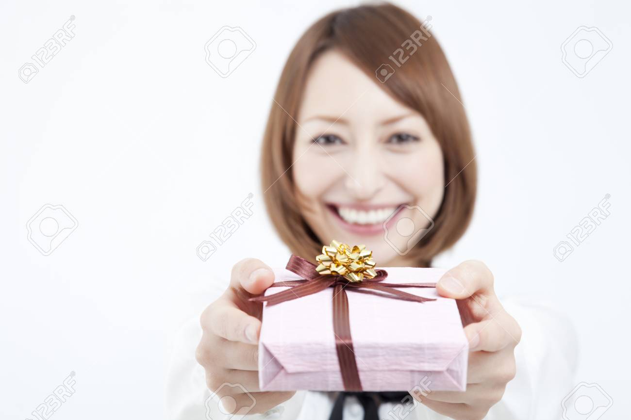 女性がプレゼントを渡す の写真素材 画像素材 Image
