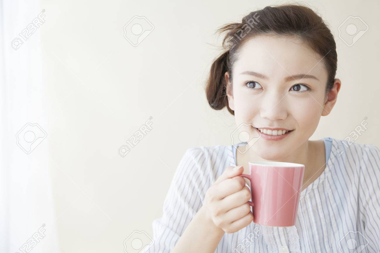 コーヒーを飲む女性 の写真素材 画像素材 Image コーヒーを飲む女性 の写真素材 画像素材 Image