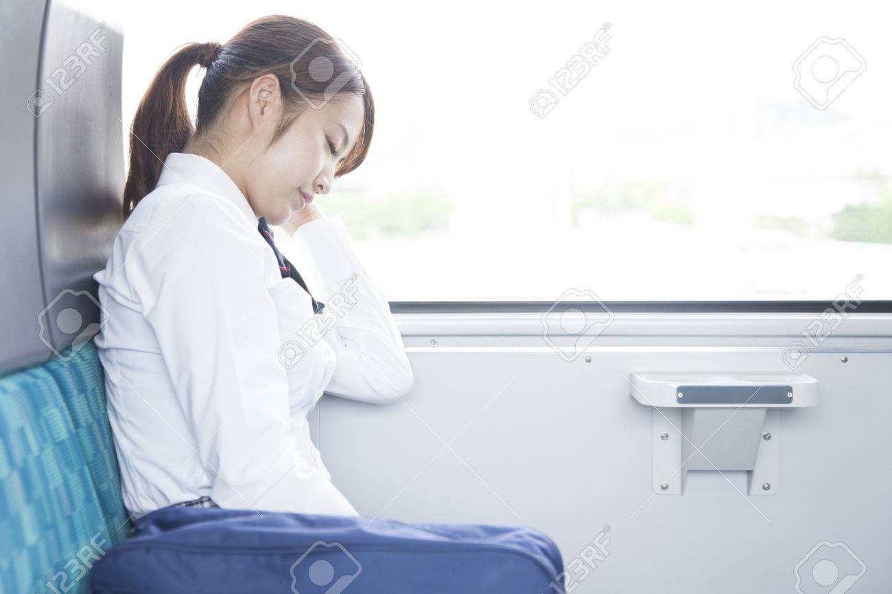電車の座席で寝る女子高校生 の写真素材 画像素材 Image