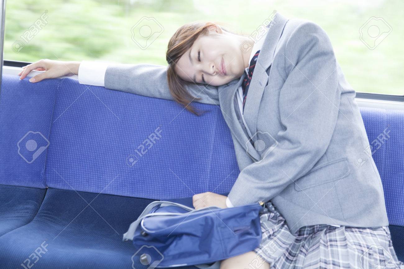 電車の座席で昼寝をする女子高校生 の写真素材 画像素材 Image