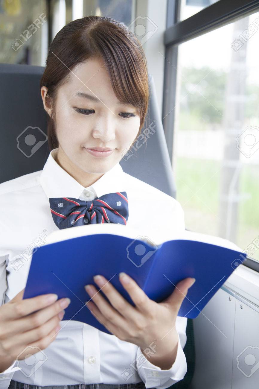 電車で勉強する女子高校生 の写真素材 画像素材 Image
