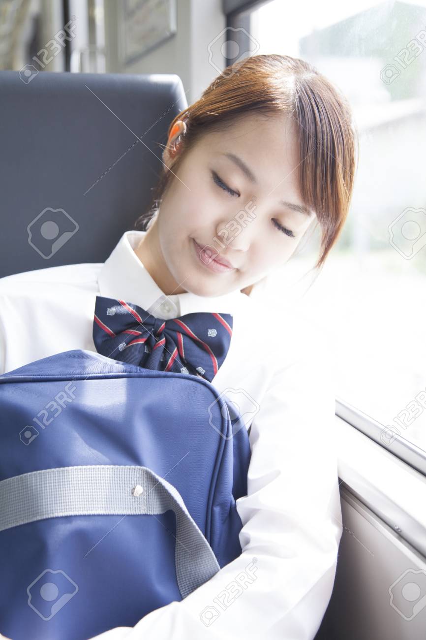 電車の座席で寝る女子高校生 の写真素材 画像素材 Image