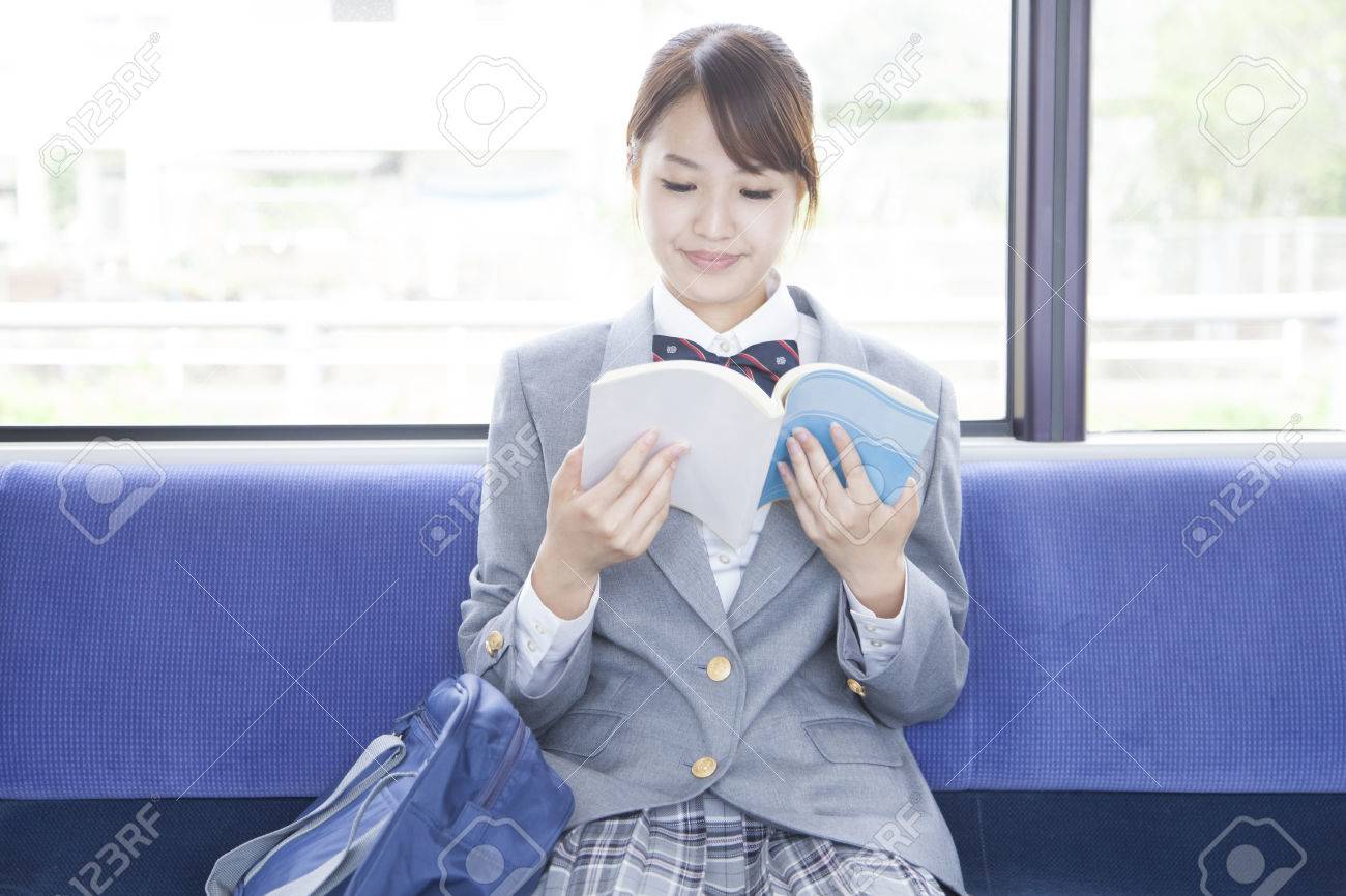 電車の中で勉強する女子高校生 の写真素材 画像素材 Image