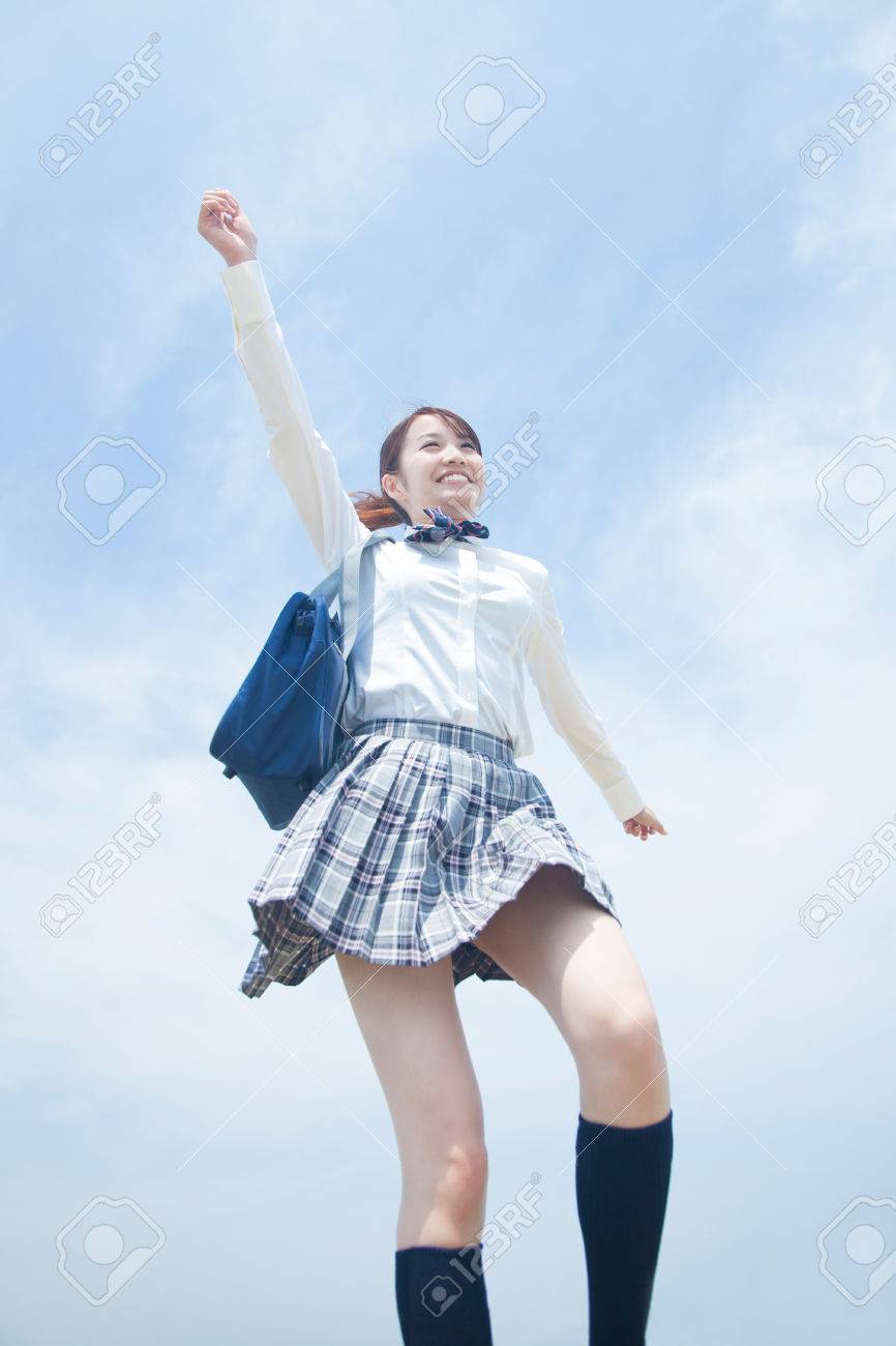 ジャンプする女子高校生 の写真素材 画像素材 Image