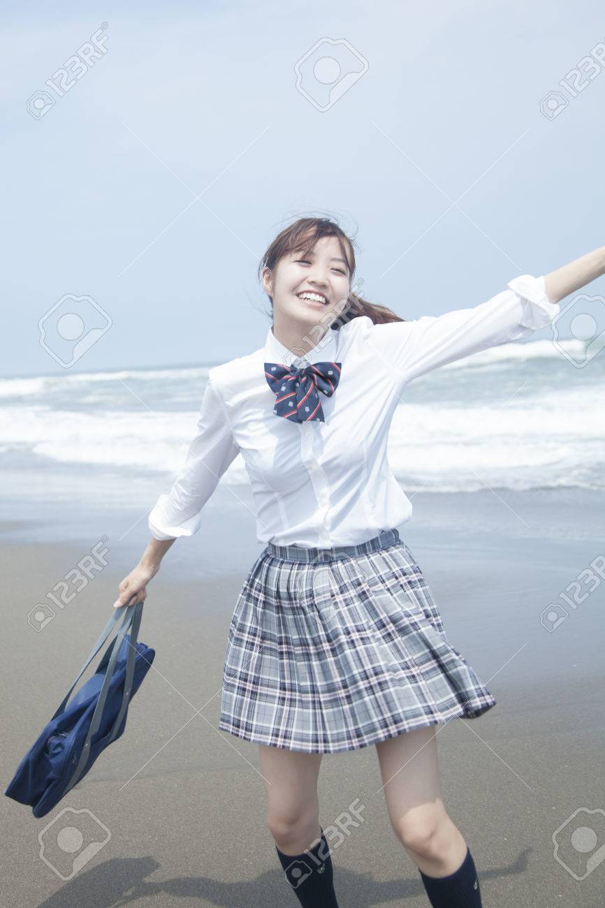 女子高生ビーチで戯れる の写真素材 画像素材 Image