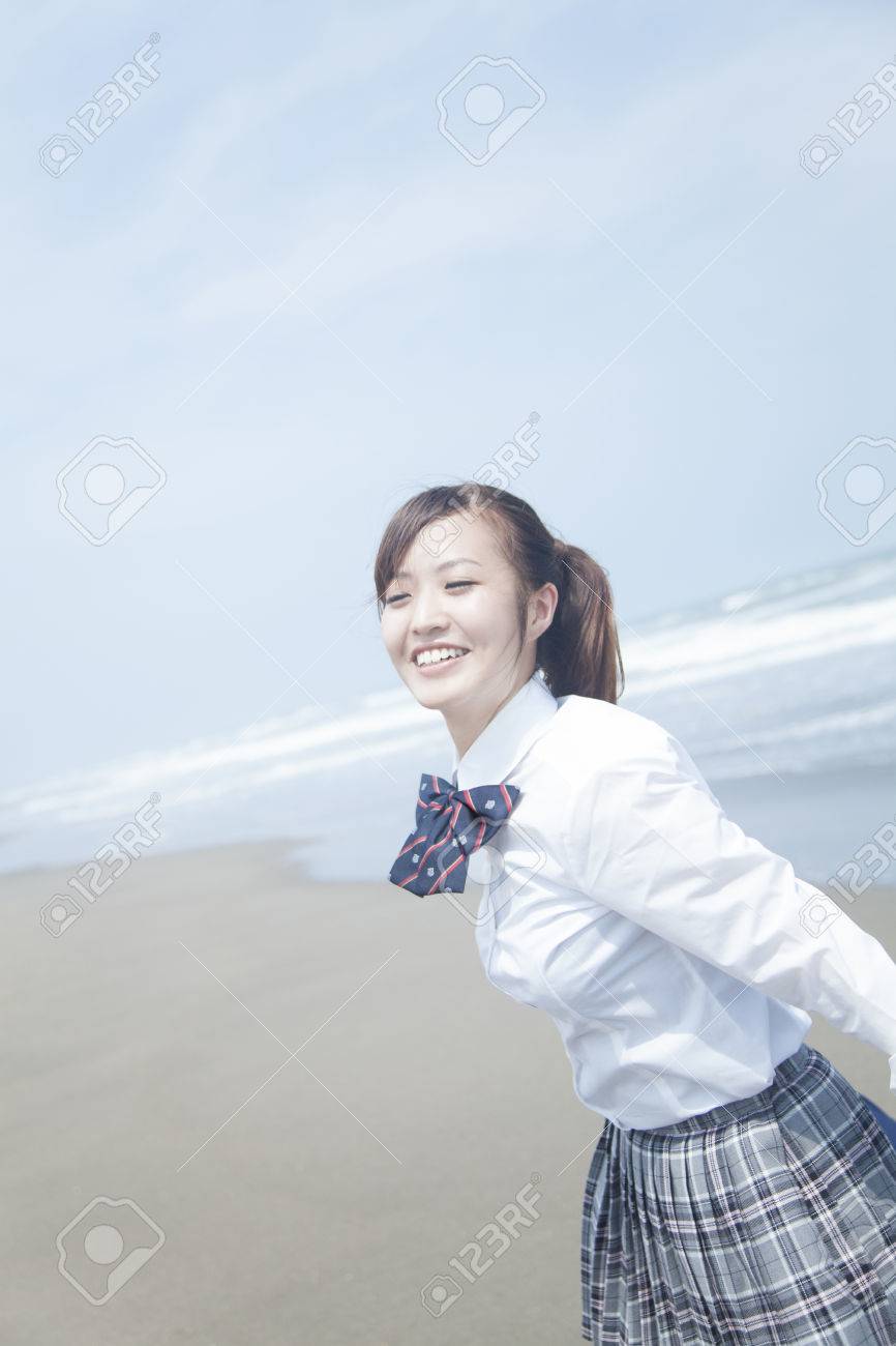 女子高生ビーチで戯れる の写真素材 画像素材 Image