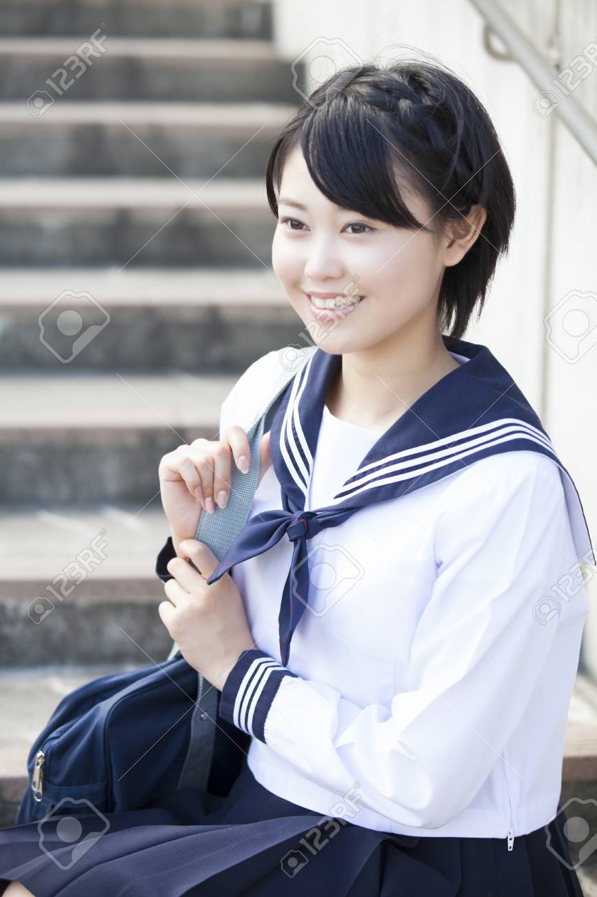 階段に座っている中学生女の子 の写真素材 画像素材 Image