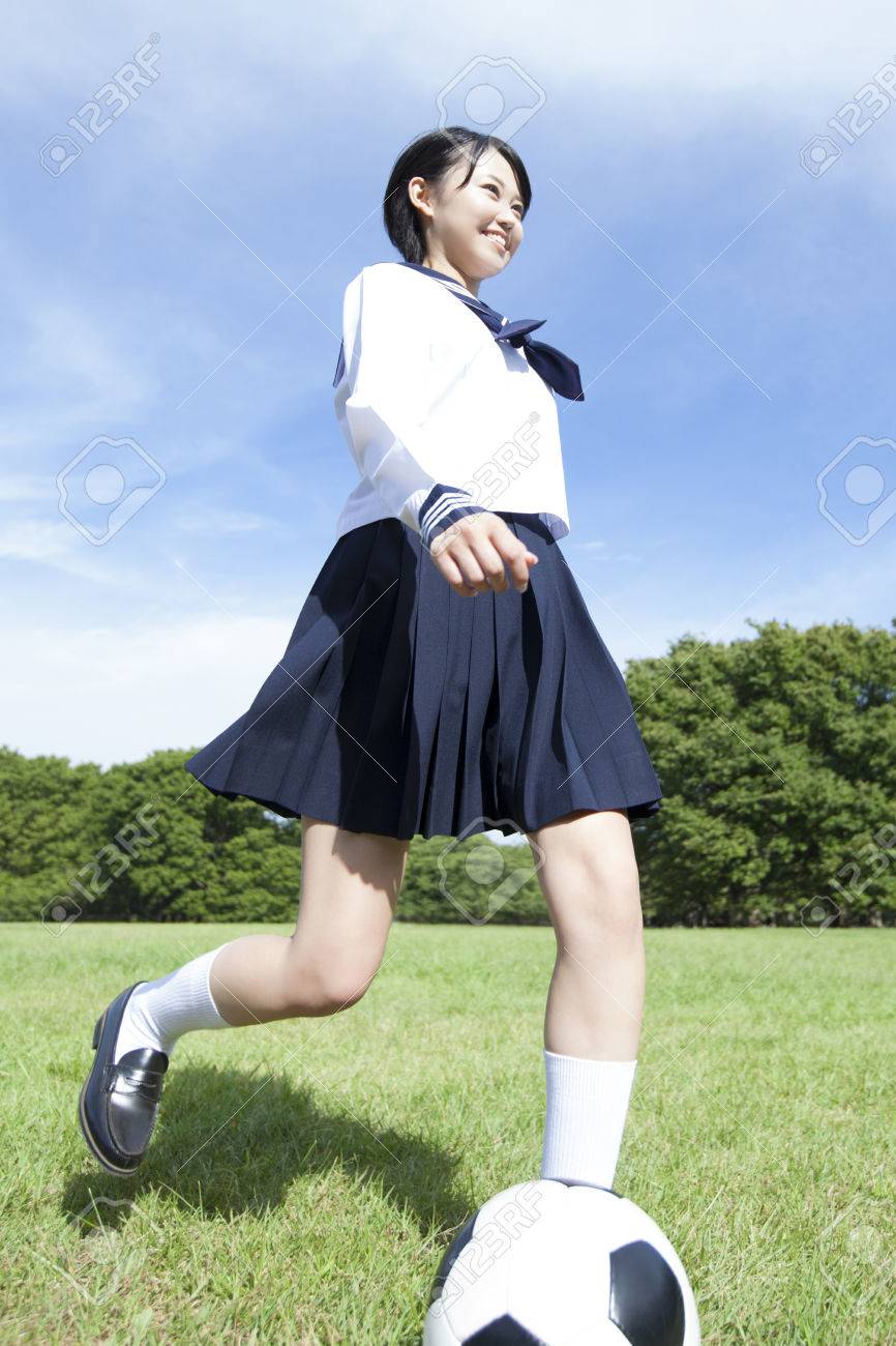 サッカー ボールを蹴る女子中学生 の写真素材 画像素材 Image サッカー ボールを蹴る女子中学生 の写真素材 画像素材 Image