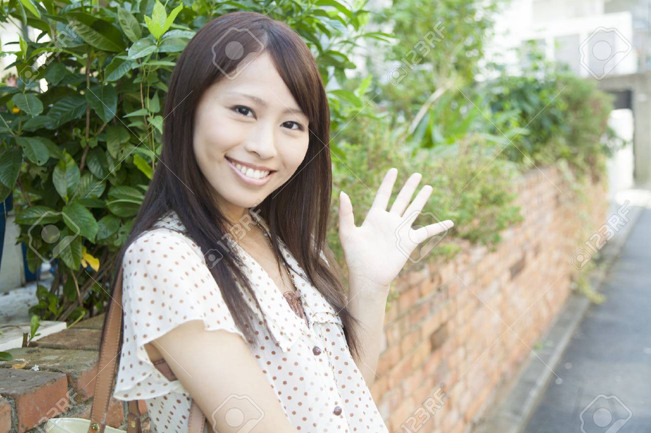 女性が笑顔で手を振る の写真素材 画像素材 Image 女性が笑顔で手を振る の写真素材 画像素材 Image
