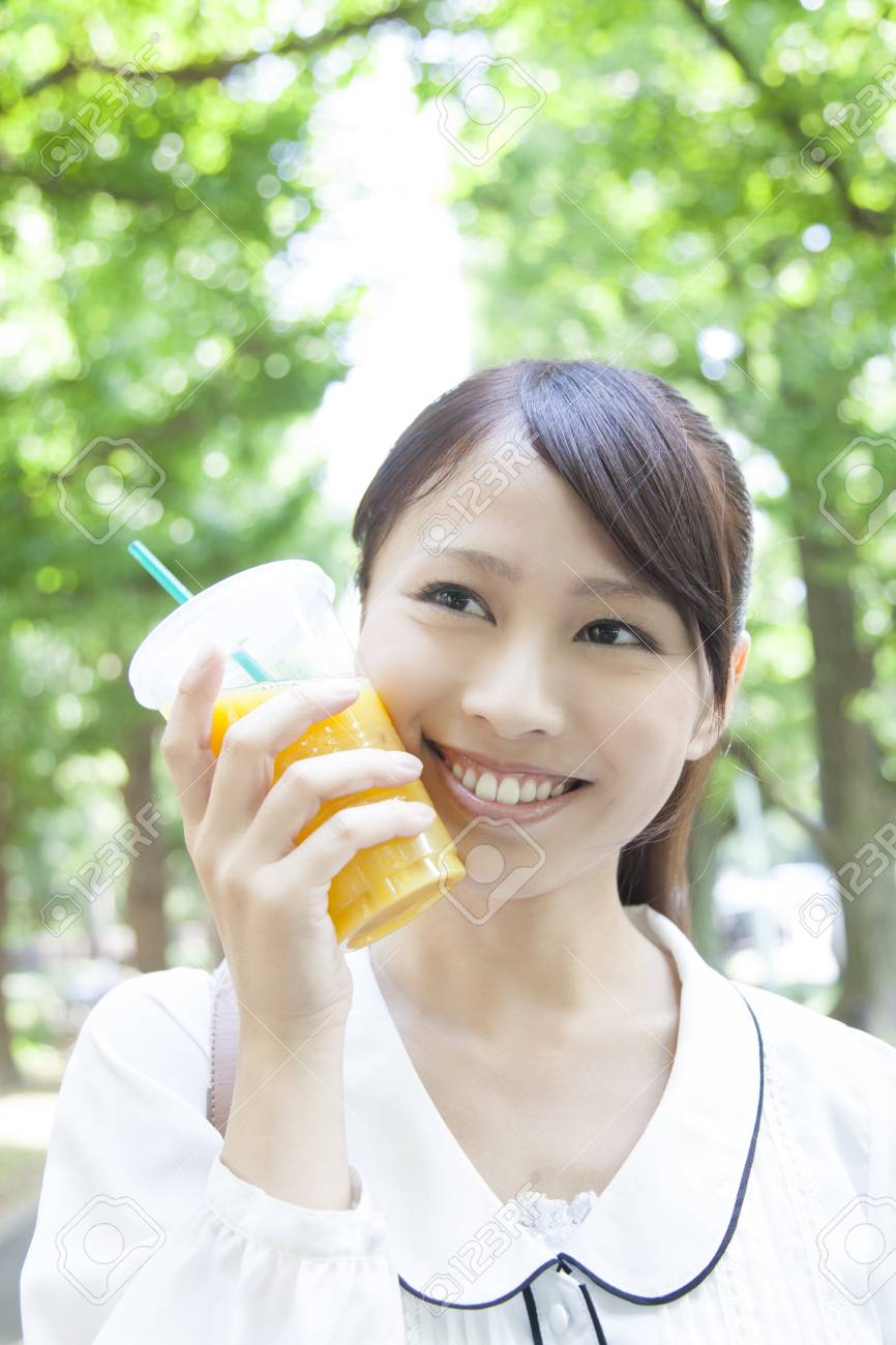 大学生の女の子が頬にジュースを流す の写真素材 画像素材 Image