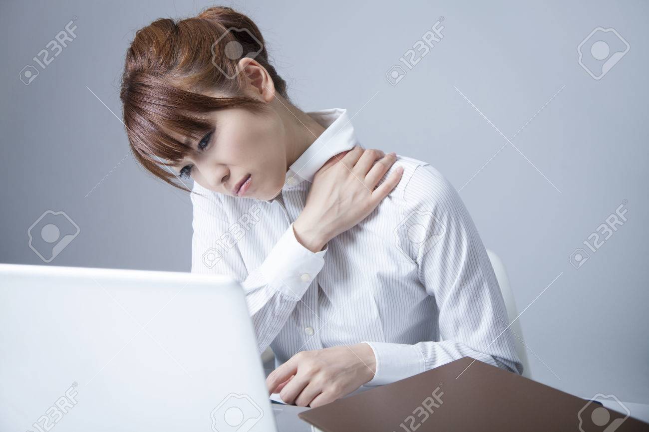 office lady suffering from shoulder stiffness - 51371695 office lady suffering from shoulder stiffness - 51371695
