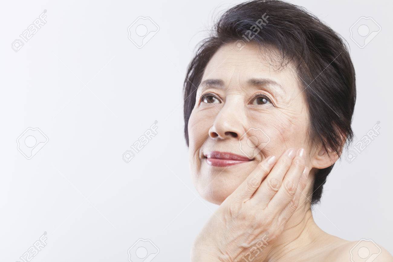 頬に年配の女性の手 の写真素材 画像素材 Image