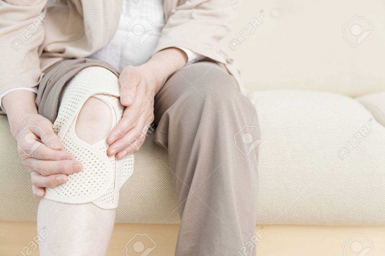 Senior women who wind the supporters to knee - 51371873 Senior women who wind the supporters to knee - 51371873
