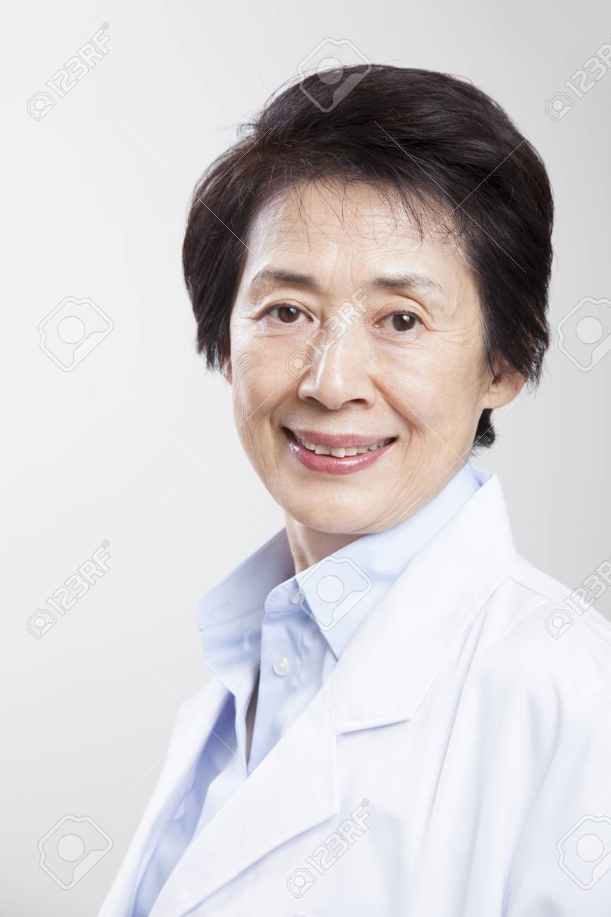 年配の女性は笑みを浮かべて の写真素材 画像素材 Image