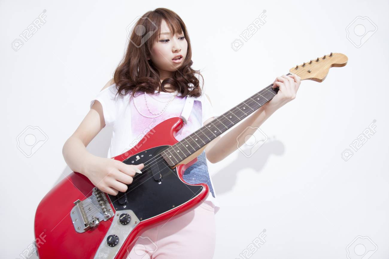 ベルギーギターを弾く女性陶板