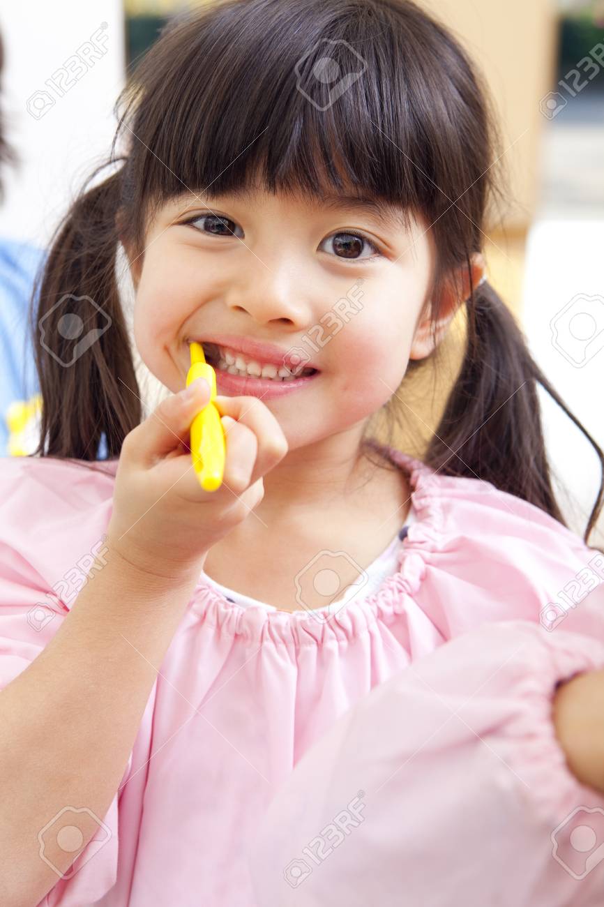 歯磨き粉に幼稚園女の子 の写真素材 画像素材 Image