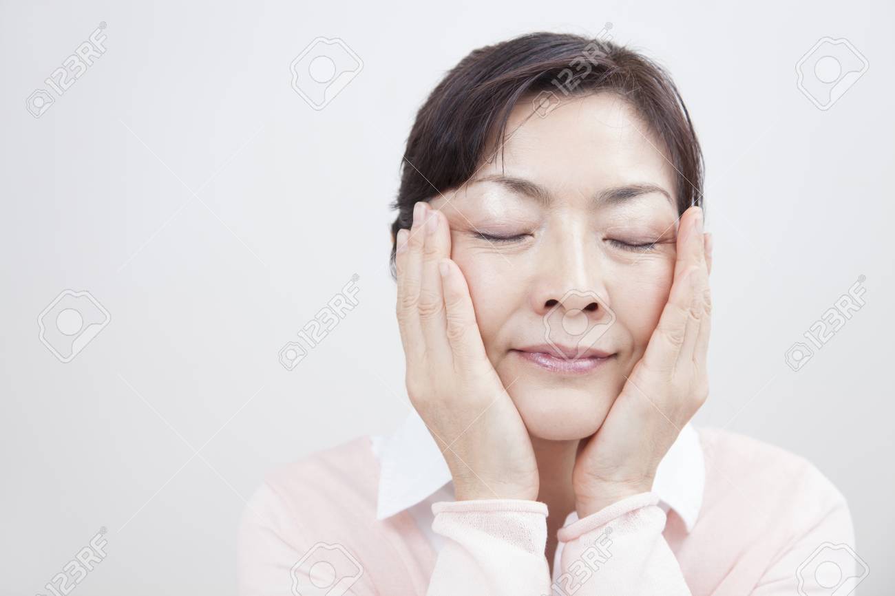 中間の女性が顔のしわを伸ばす の写真素材 画像素材 Image