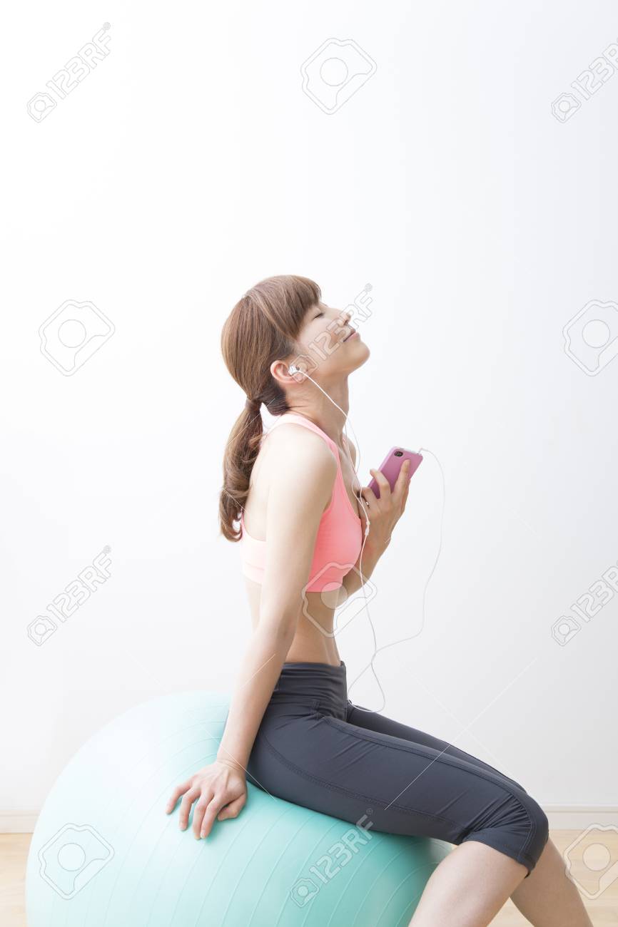 バランス ボールで音楽を聞く女性 の写真素材 画像素材 Image