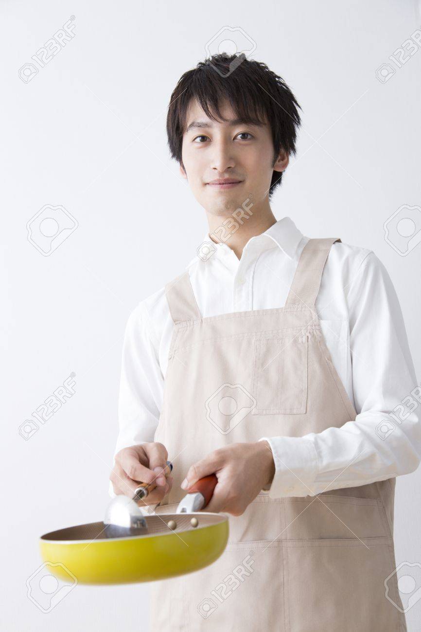 男性は フライパンを振る の写真素材 画像素材 Image