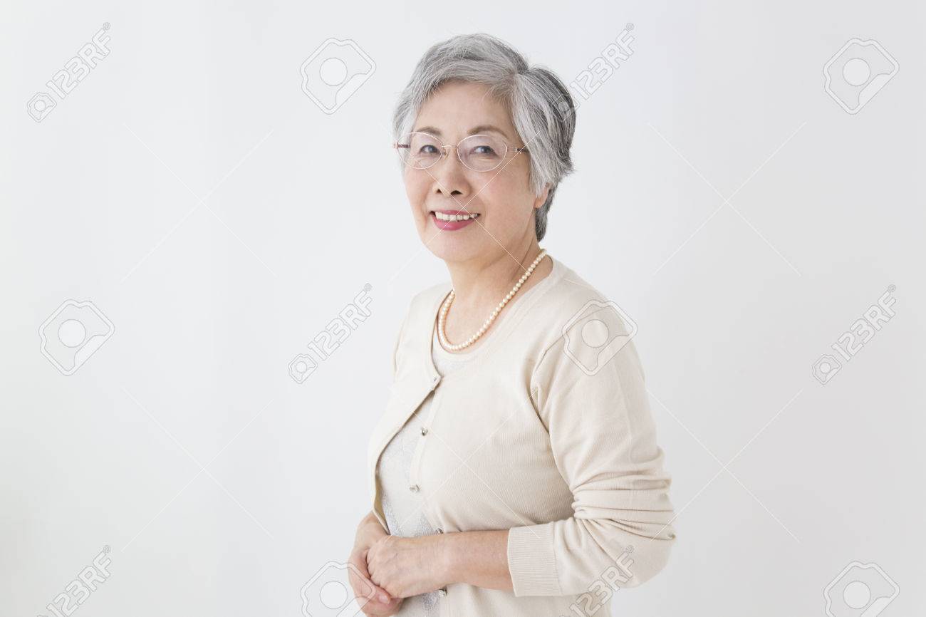 年配の女性は笑みを浮かべて の写真素材 画像素材 Image 年配の女性は笑みを浮かべて の写真素材 画像素材 Image