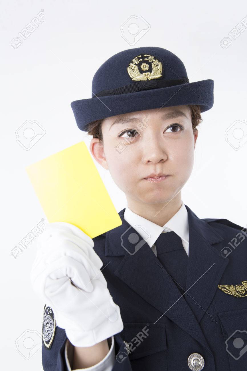 女性警察官はイエロー カード の写真素材 画像素材 Image 女性警察官はイエロー カード の写真素材 画像素材 Image