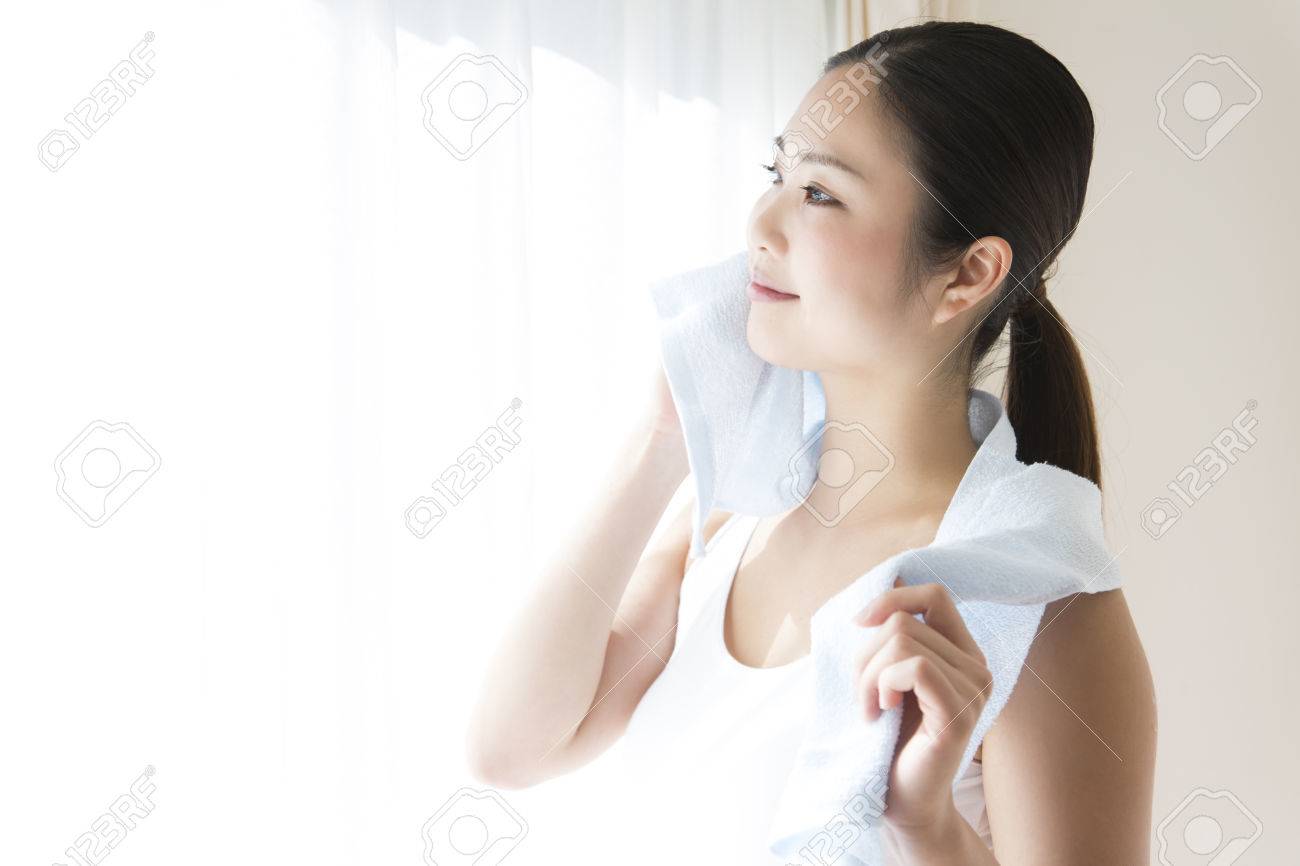 汗を拭くためのタオルの女性 の写真素材 画像素材 Image