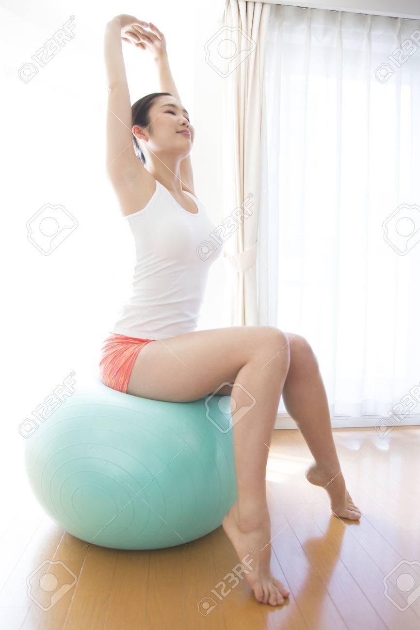 ストレッチ バランス ボールの上に座る女性 の写真素材 画像素材 Image