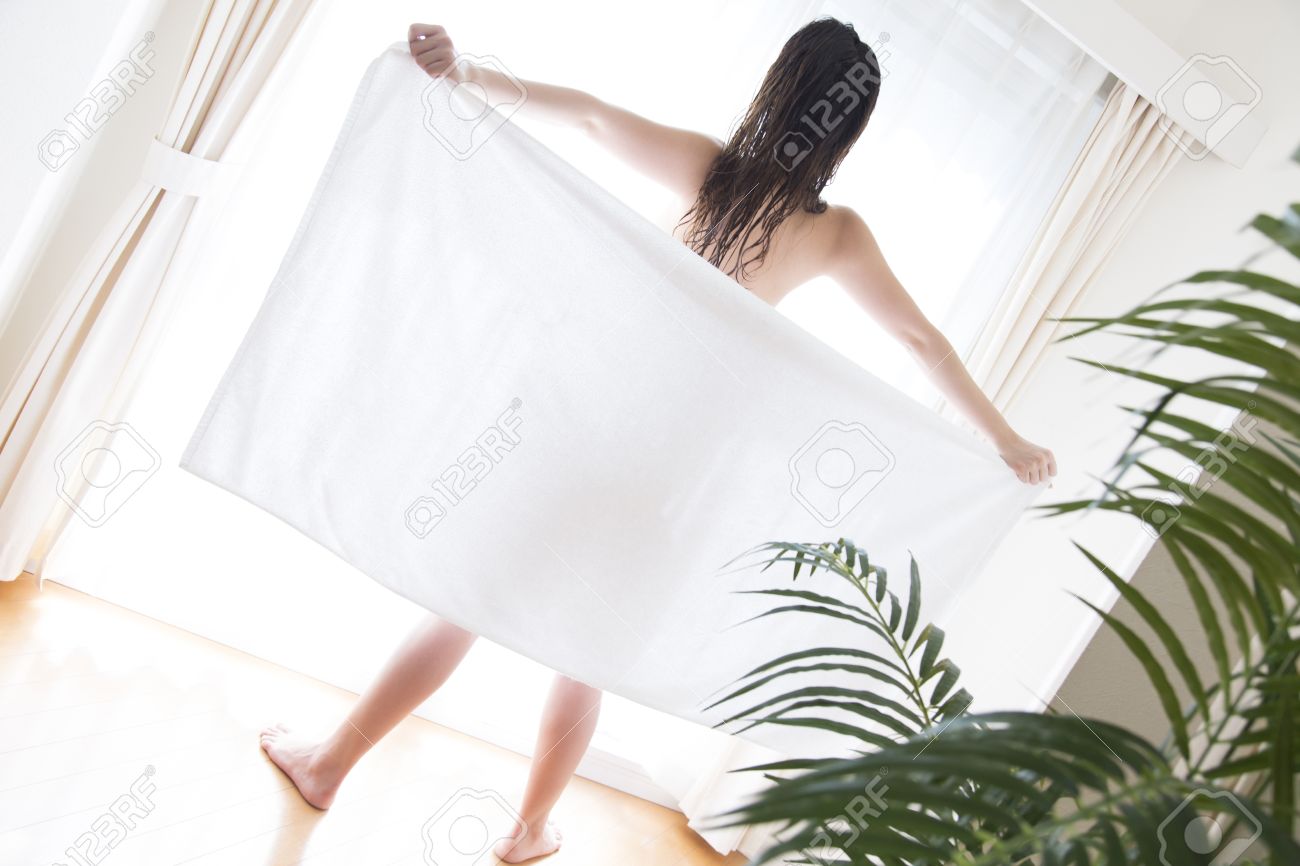 Mujeres Desnudas Para Difundir La Toalla De Baño Fotos, retratos, imágenes  y fotografía de archivo libres de derecho. Image 49288446