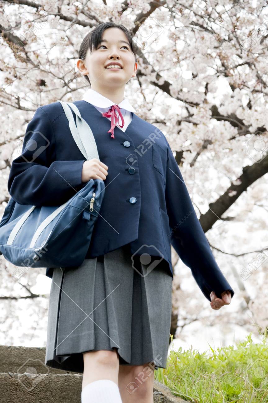 桜の木の下を歩く中学生女の子 の写真素材 画像素材 Image