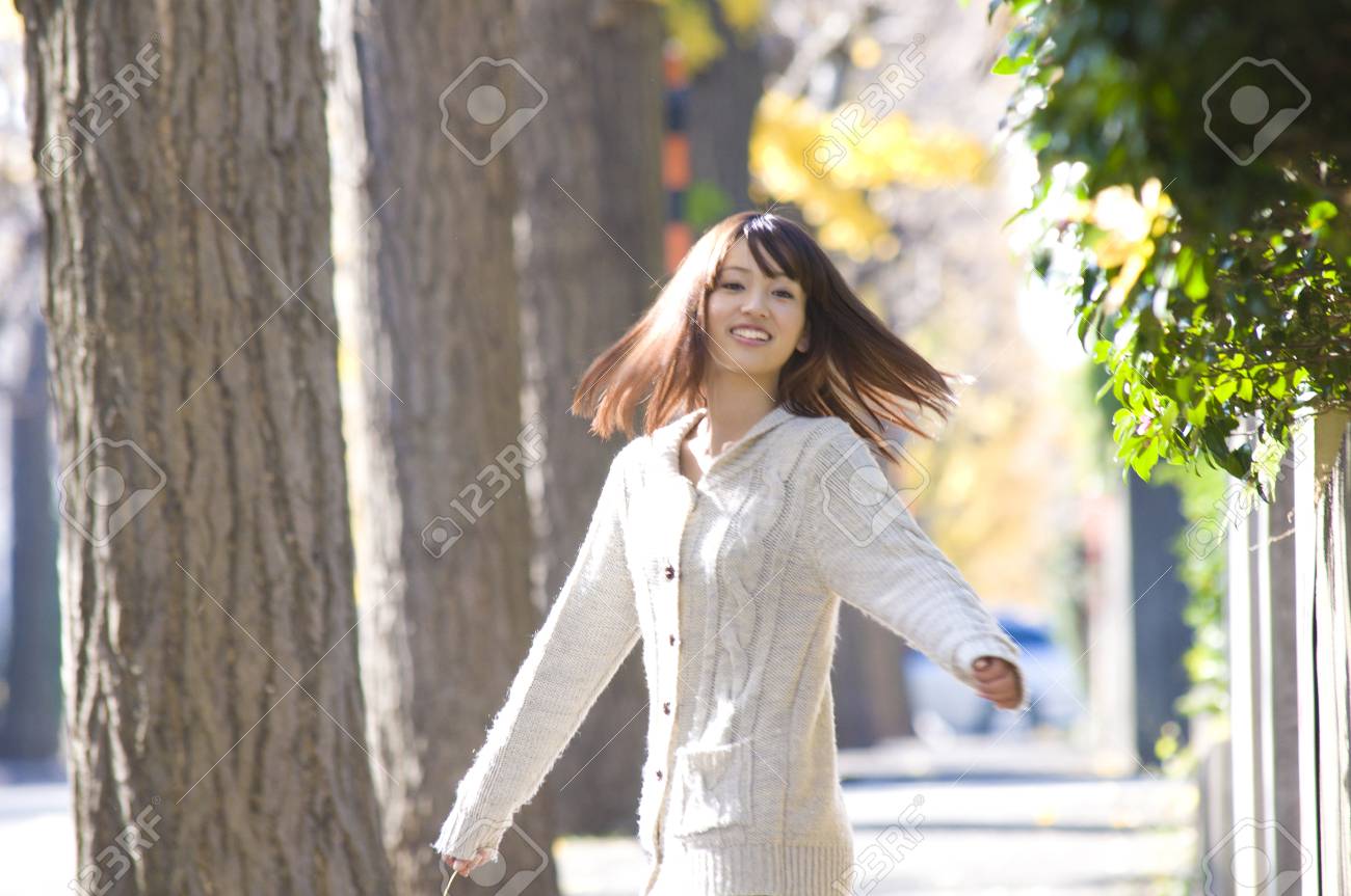 女性が笑顔で振り返る の写真素材 画像素材 Image