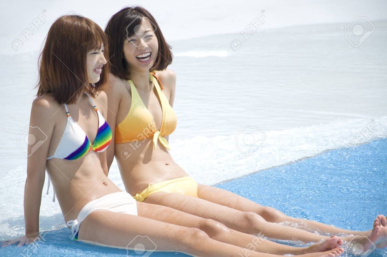 プールサイドで座っている二人の水着女性 の写真素材 画像素材 Image