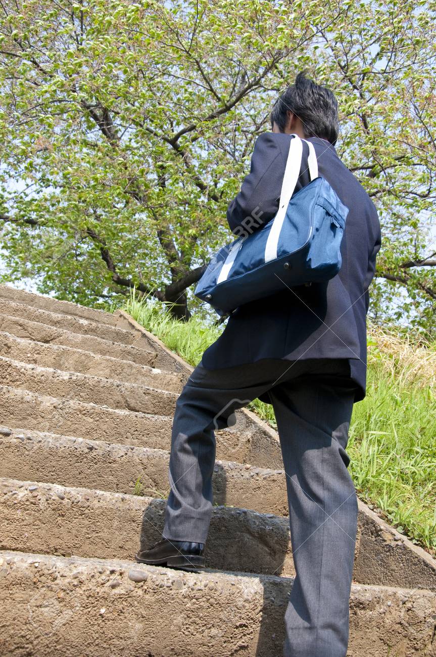 男子高校生の後姿の階段を登る の写真素材 画像素材 Image