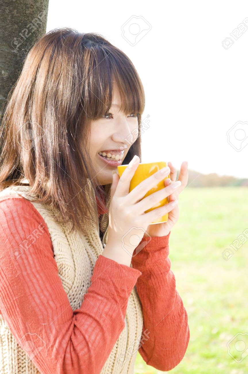 マグカップを持つ女性の笑顔 の写真素材 画像素材 Image マグカップを持つ女性の笑顔 の写真素材 画像素材 Image