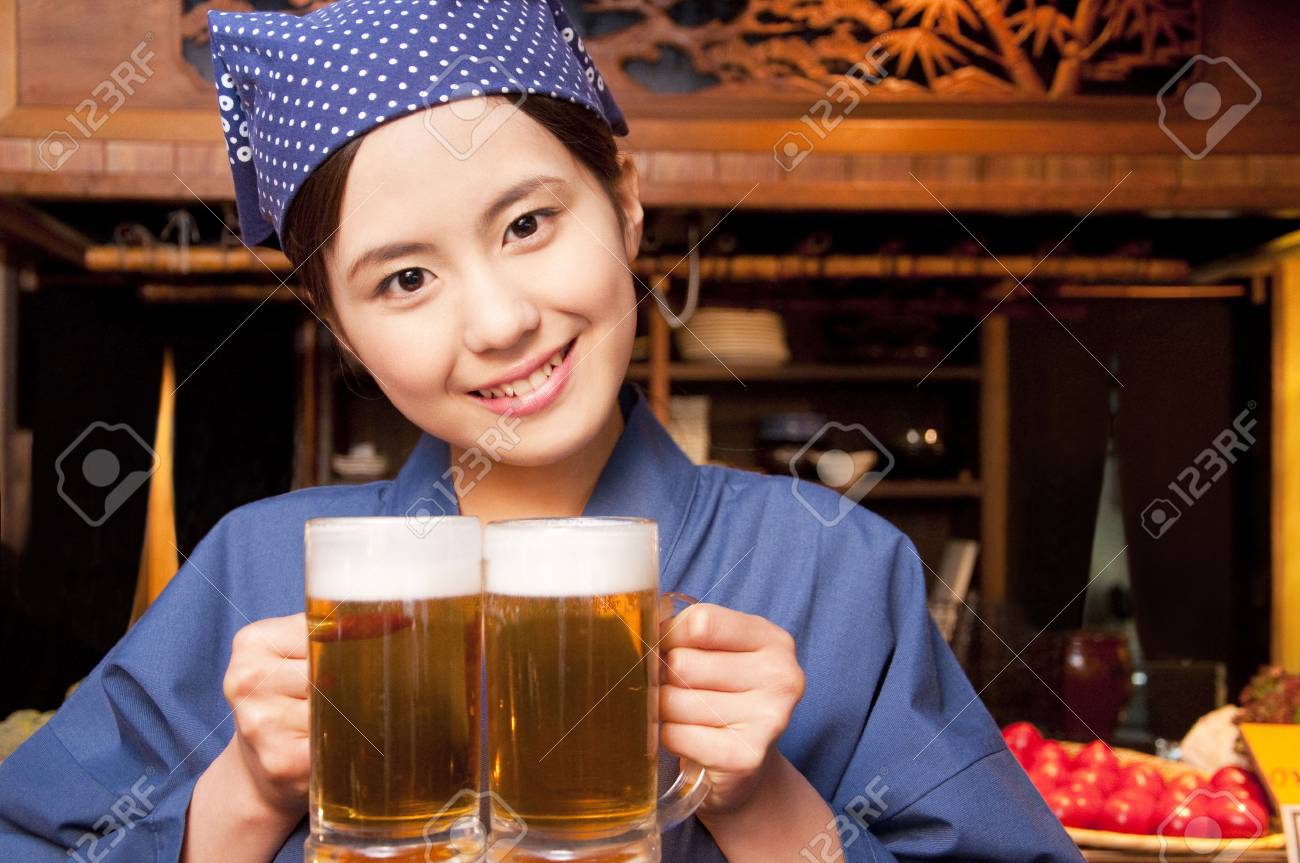 ビールのジョッキと居酒屋店員