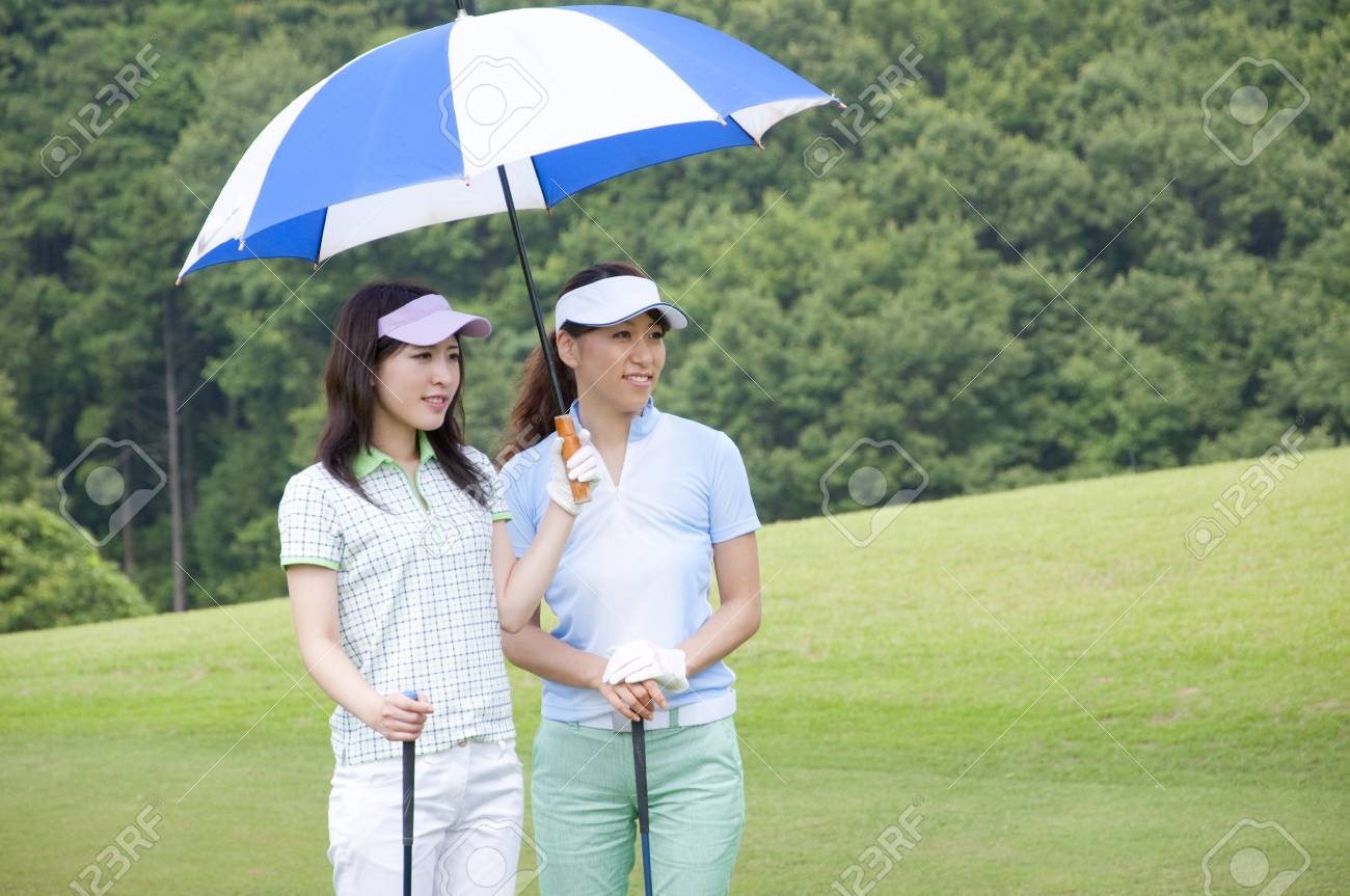 2 人の女性が日傘を刺す の写真素材 画像素材 Image