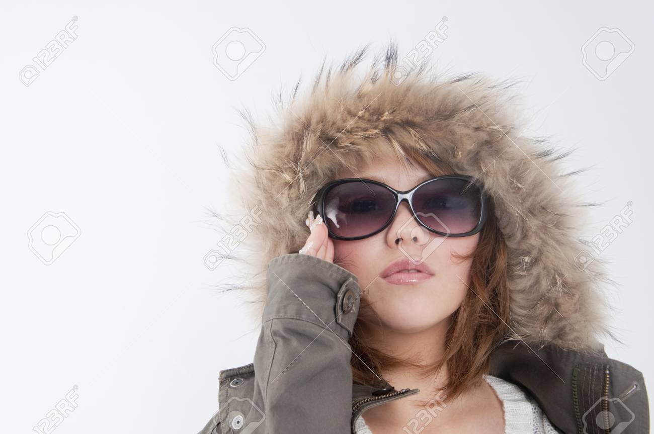 女性のサングラスを身に着けているフードを被ると の写真素材 画像素材 Image 女性のサングラスを身に着けているフードを被ると の写真素材 画像素材 Image