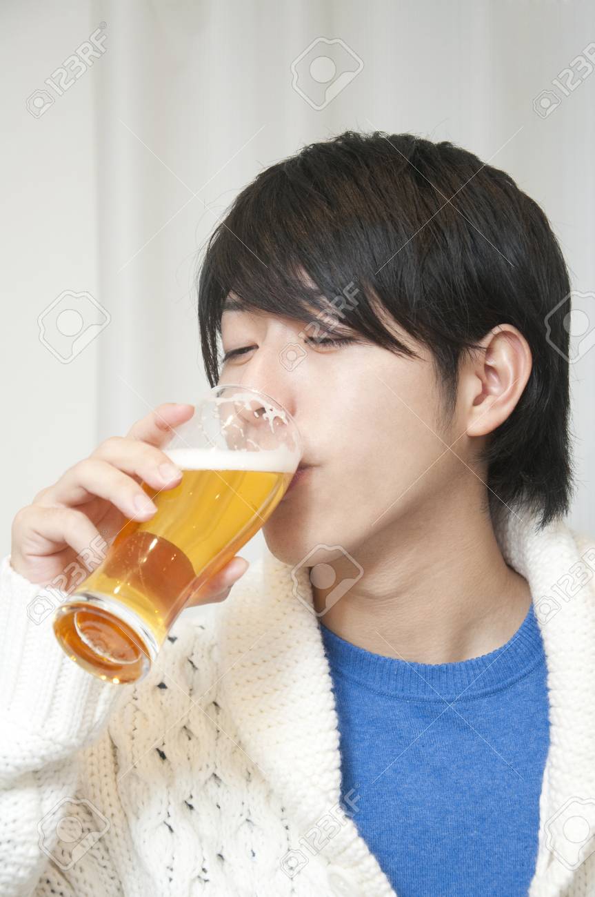 男性はビールを飲む の写真素材 画像素材 Image