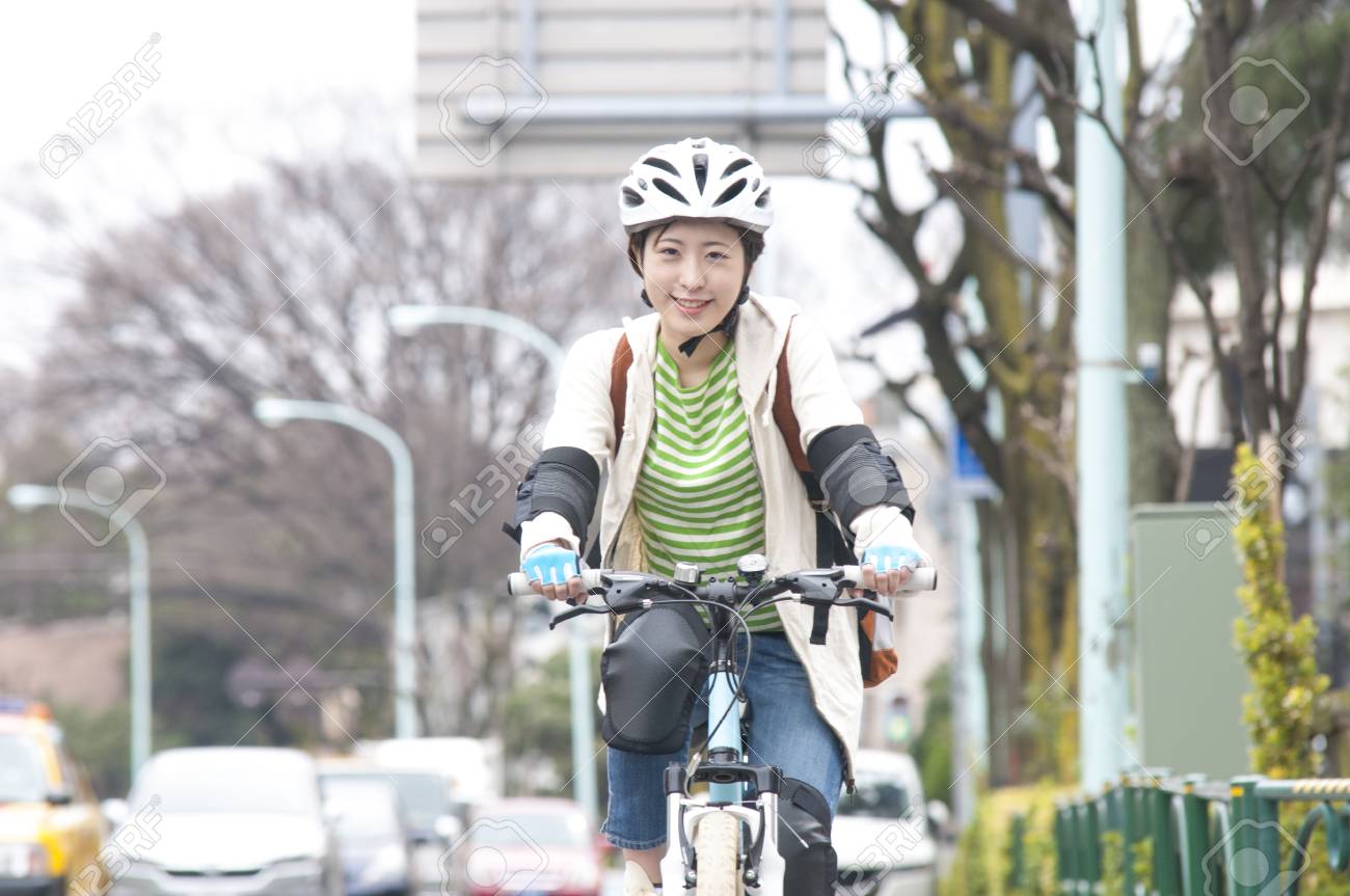 女性が自転車に乗る の写真素材 画像素材 Image