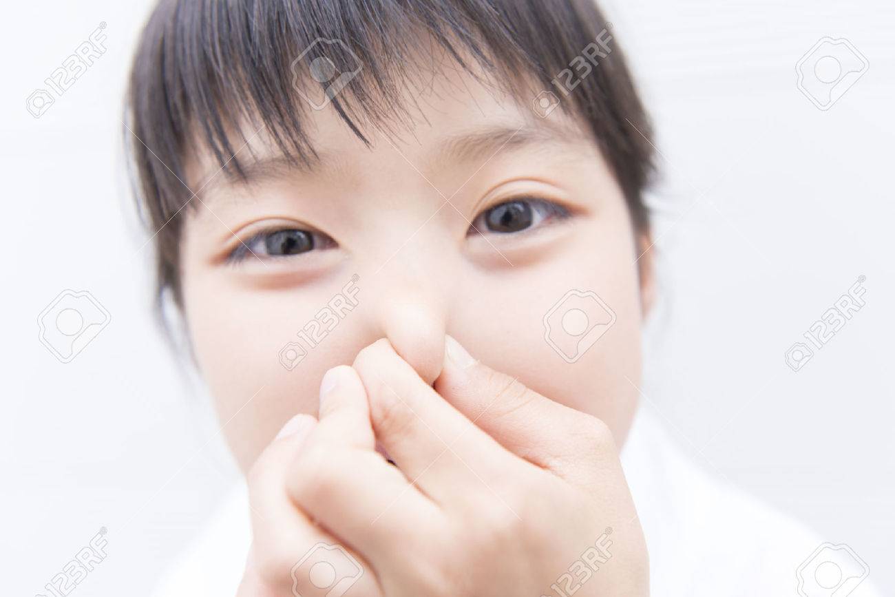 女の子のピンチ 鼻 の写真素材 画像素材 Image