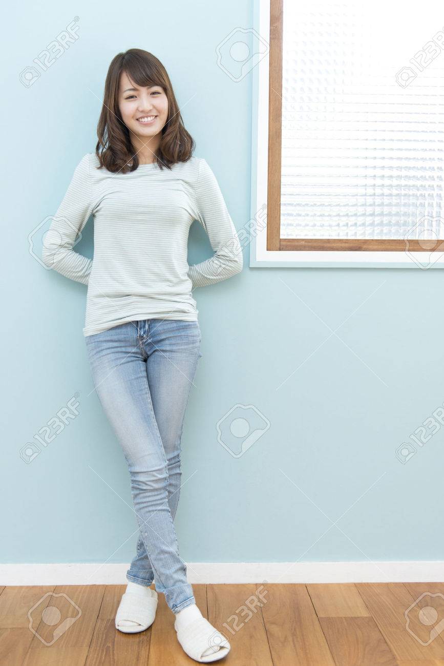 女性の笑顔は 壁に寄り掛かって の写真素材 画像素材 Image