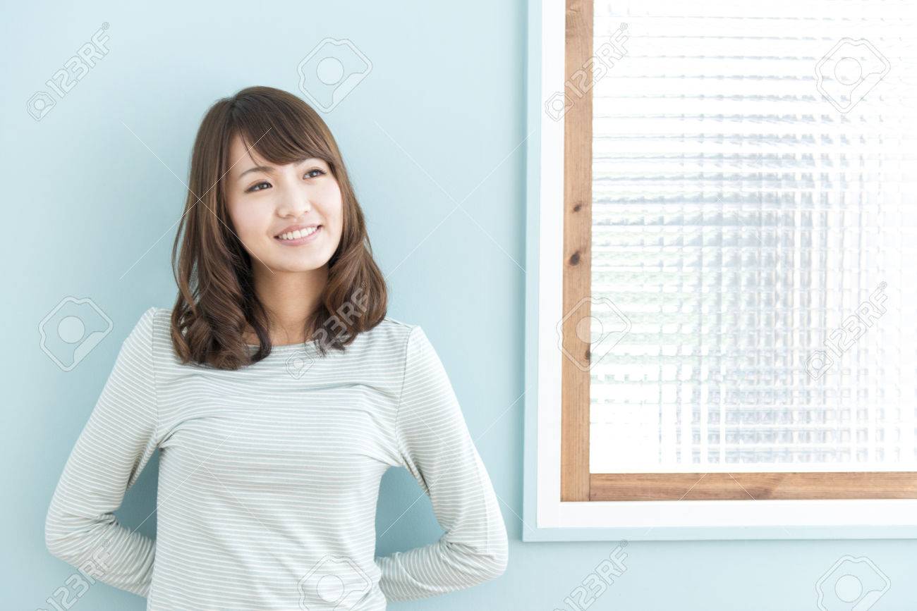 女性の笑顔は 壁に寄り掛かって の写真素材 画像素材 Image