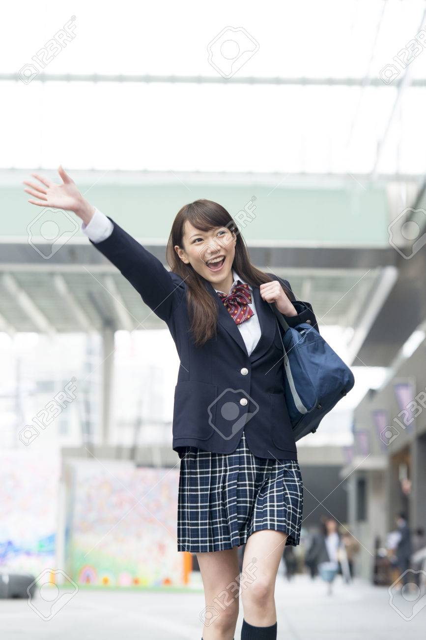 手を振る女子高生 の写真素材 画像素材 Image