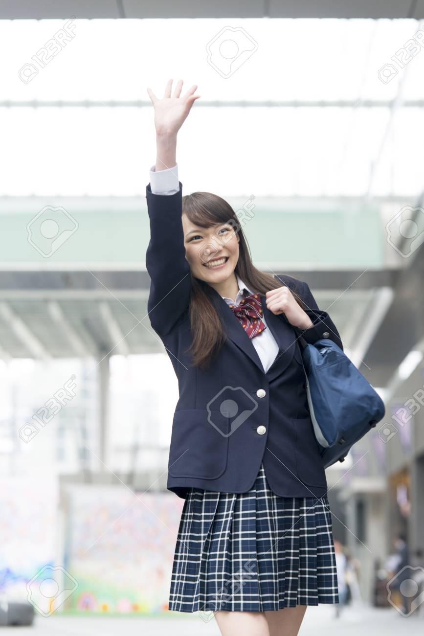 手を振る女子高生 の写真素材 画像素材 Image