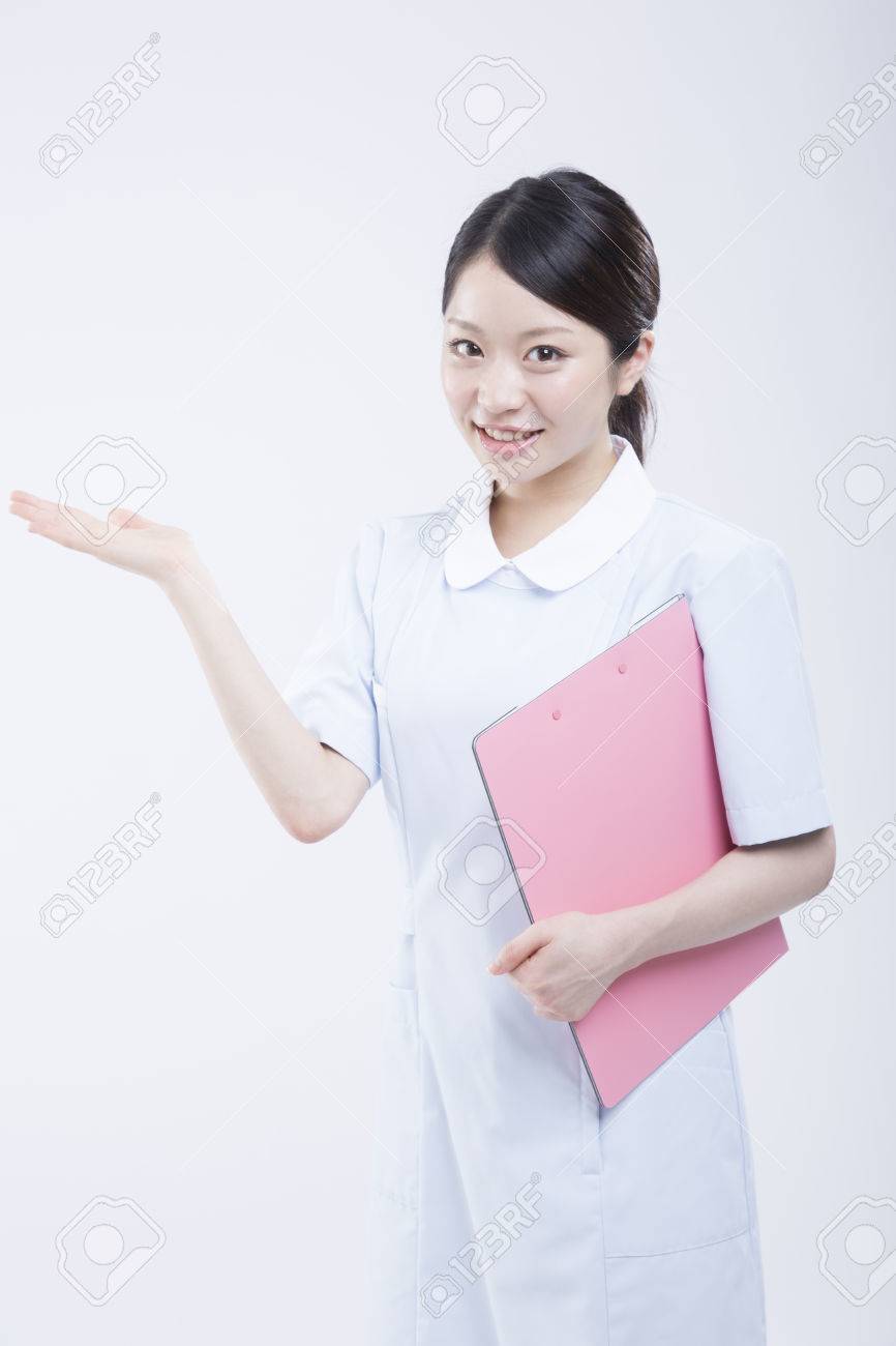 手差し給紙する看護師します の写真素材 画像素材 Image