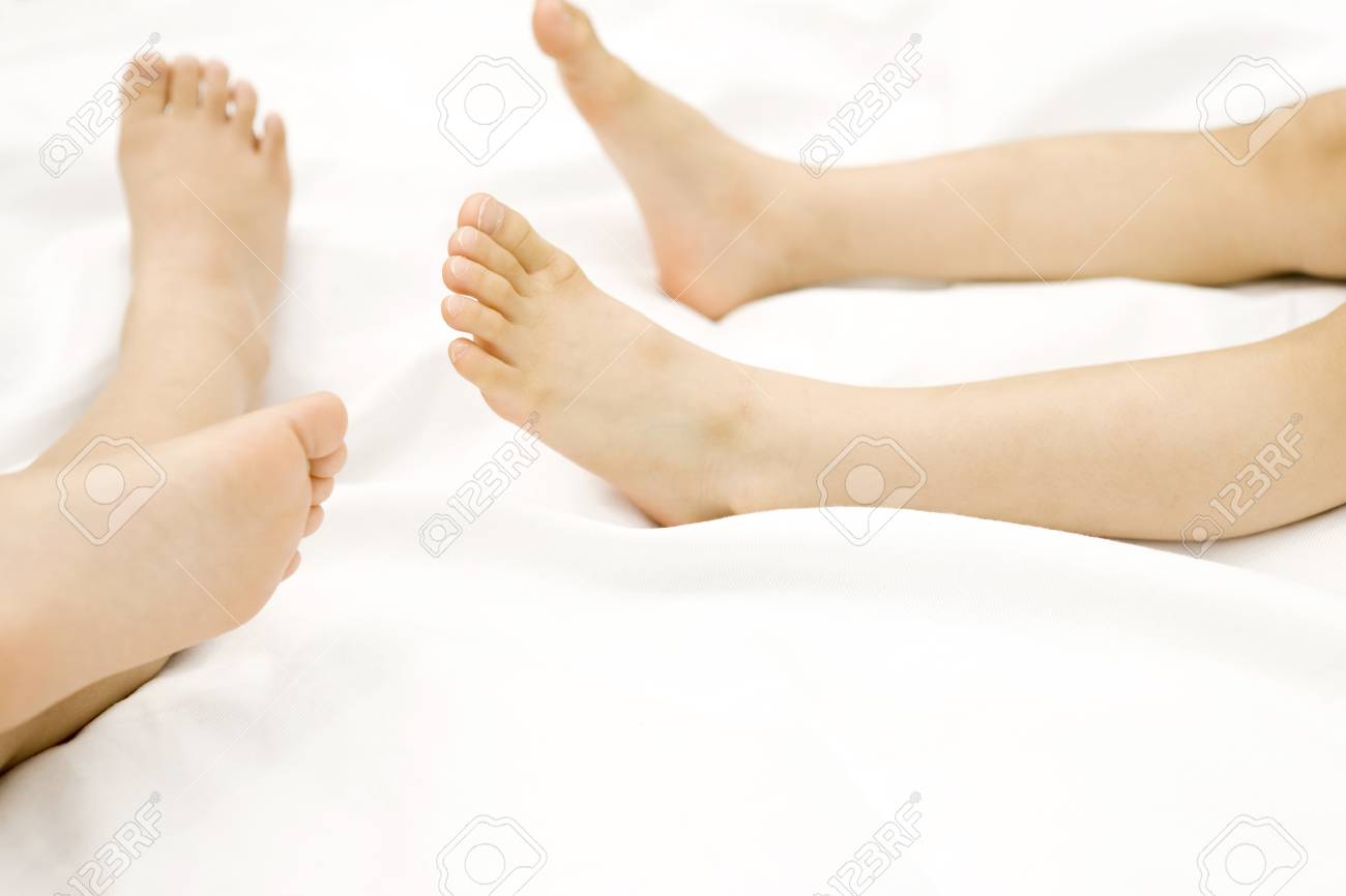 女の子の足 の写真素材 画像素材 Image