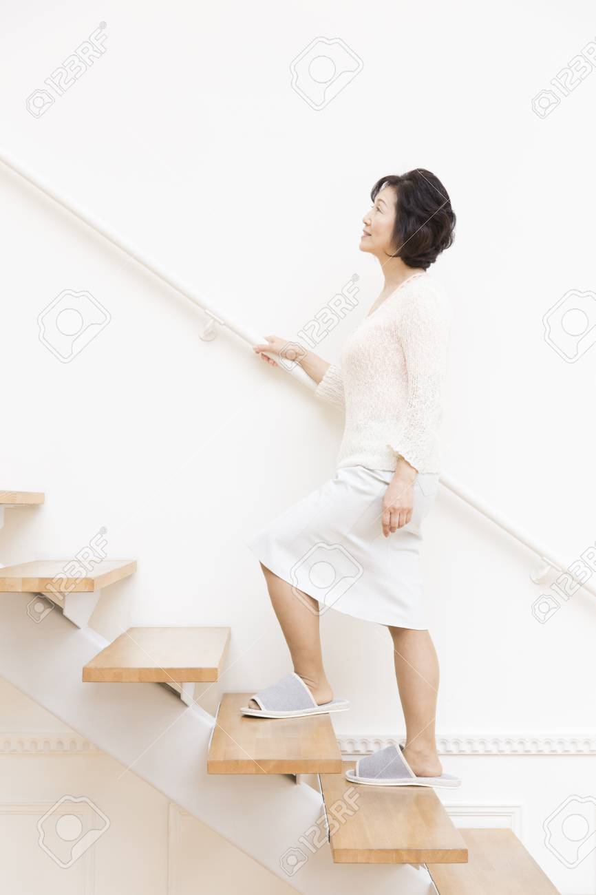 年配の女性は 階段をのぼる の写真素材 画像素材 Image