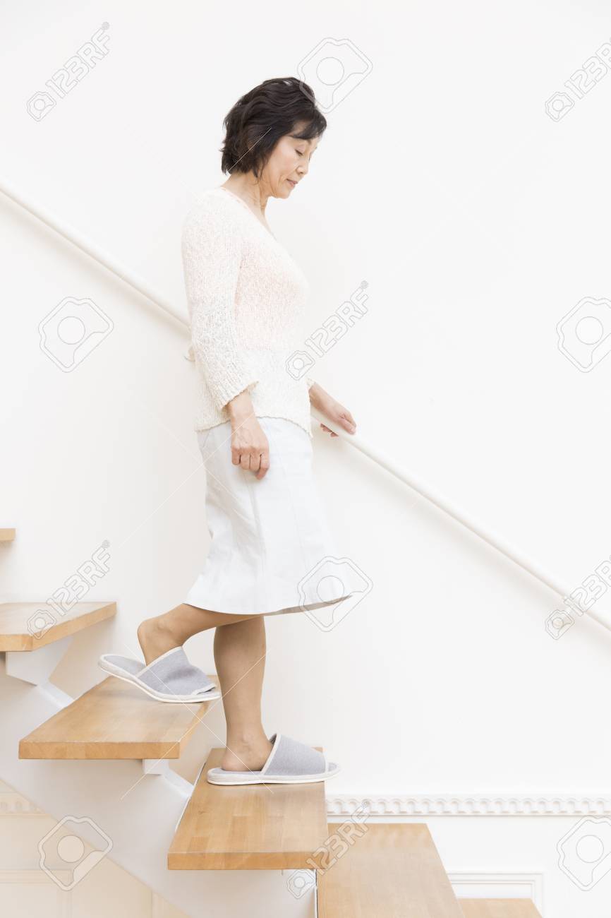 年配の女性が階段を降りる の写真素材 画像素材 Image