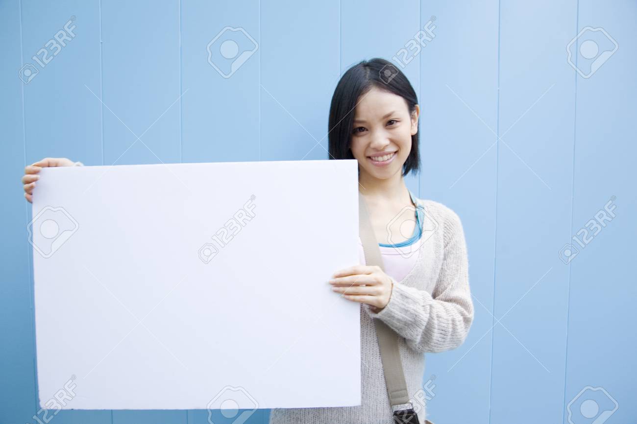 メッセージ ボードを持つ女性 の写真素材 画像素材 Image